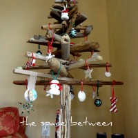 diy driftwood Christmas tree {with homemade ornaments}