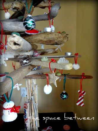 diy driftwood Christmas tree {with homemade ornaments} - the space between