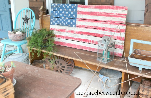 upcycling idea - diy pallet slat flag