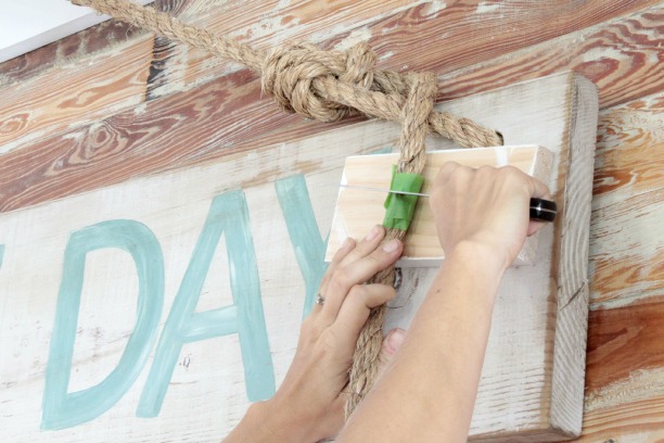 How to make a reclaimed wood Love rope sign