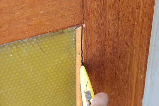 removing-quarter-round-with-utility-knife